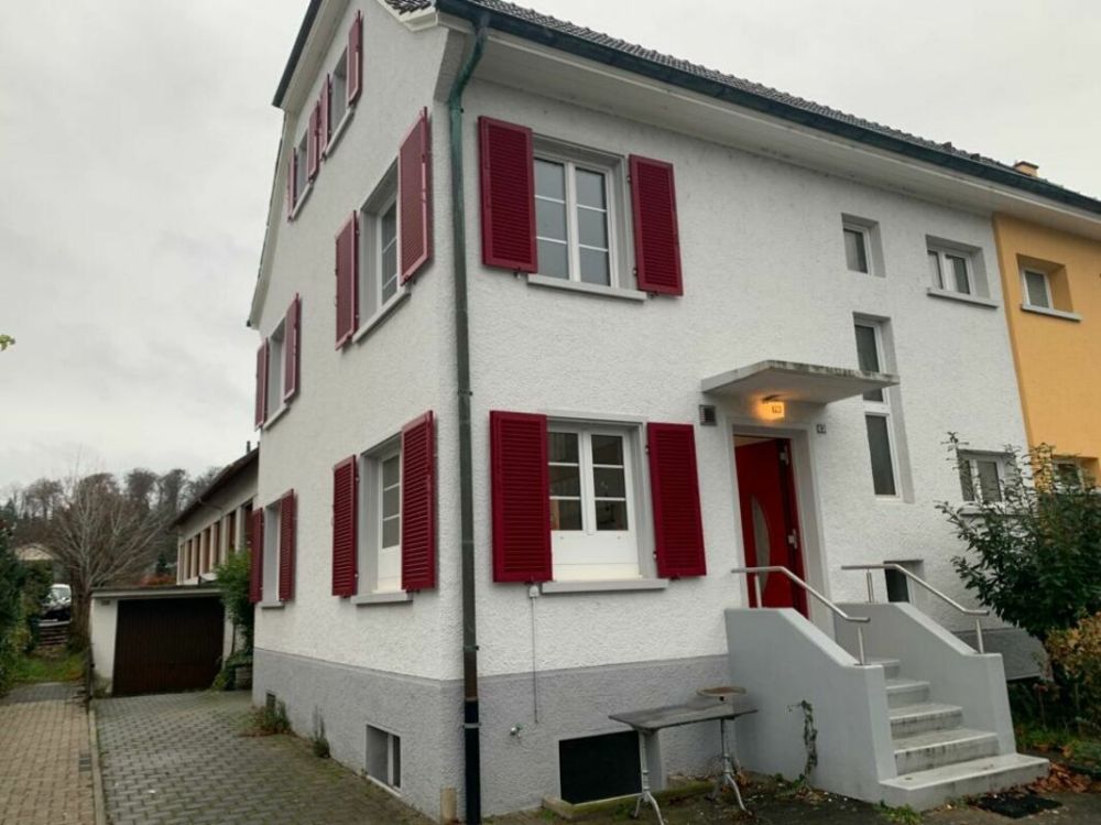 Neu renoviertes 6-Zimmer Doppelhaus mit Parkplätzen, Sitzplatz und Garten - Bild 1