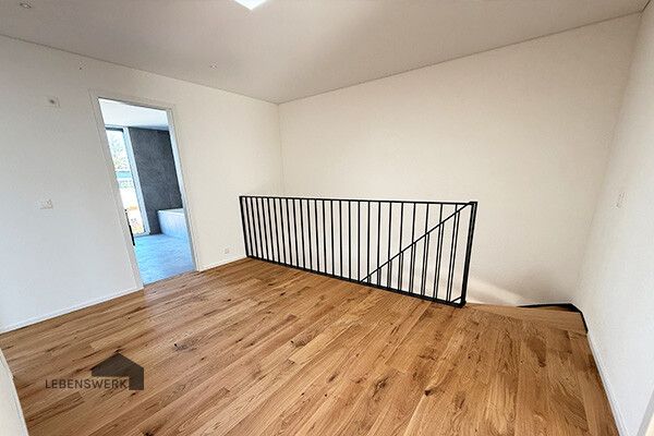 Wo Kinder lachen und Eltern ankommen. Ein Zuhause mit Maisonette-Chara - Lichtdurchflutetes, offenes Obergeschoss mit viel Platz