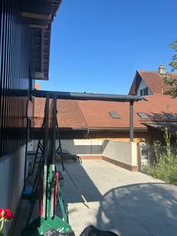Moderne 5.5-Zimmer-Wohnung mit Garage und Terasse in Elsau - Gartensitzplatz mit elektrischen Markise