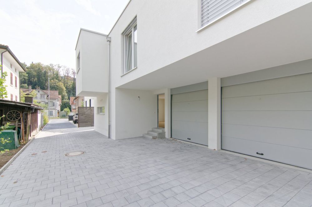 Neue 4.5-Zimmer Doppelhaushälften - Zufahrt  mit Garage u. Eingang