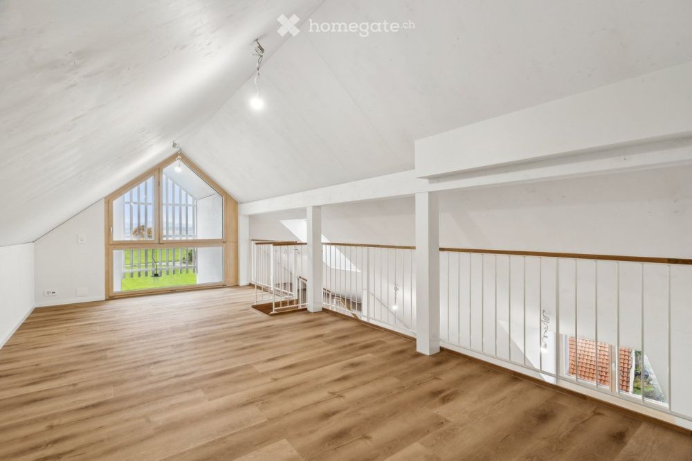 Moderne 4.5-Zimmer-Dachwohnung mit Panoramablick in Stettfurt - Bild 1