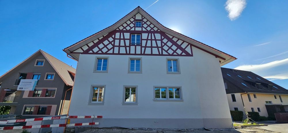 Erstvermietung 3 1/2-Zimmerwohnung im umgebauten Altbau mit 2 Balkonen - Bild 2