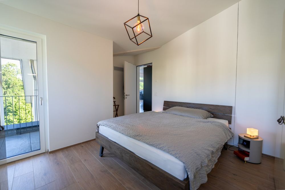 3.5 Zimmer Attikawohnung mit zwei Einstellhallenplätzen - Schlafzimmer mit sehr hohen Decken