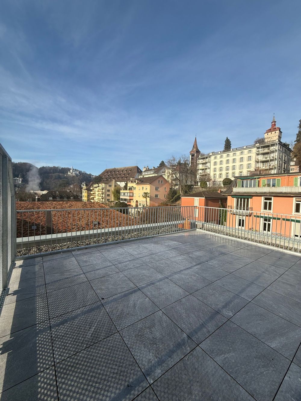 2.5-Zimmer-Attikawohnung mit 2 Terrassen und fantastischer Aussicht - Bild 2