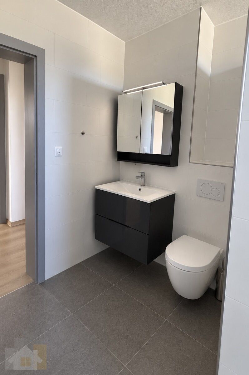 Frisch renovierte 4.5 Zimmer Wohnung nähe Bahnhof - Badezimmer (1)