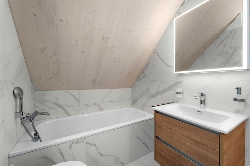 Erstbezug 5,5 Zimmer-Doppeleinfamilienhaus - Bad mit Badewanne