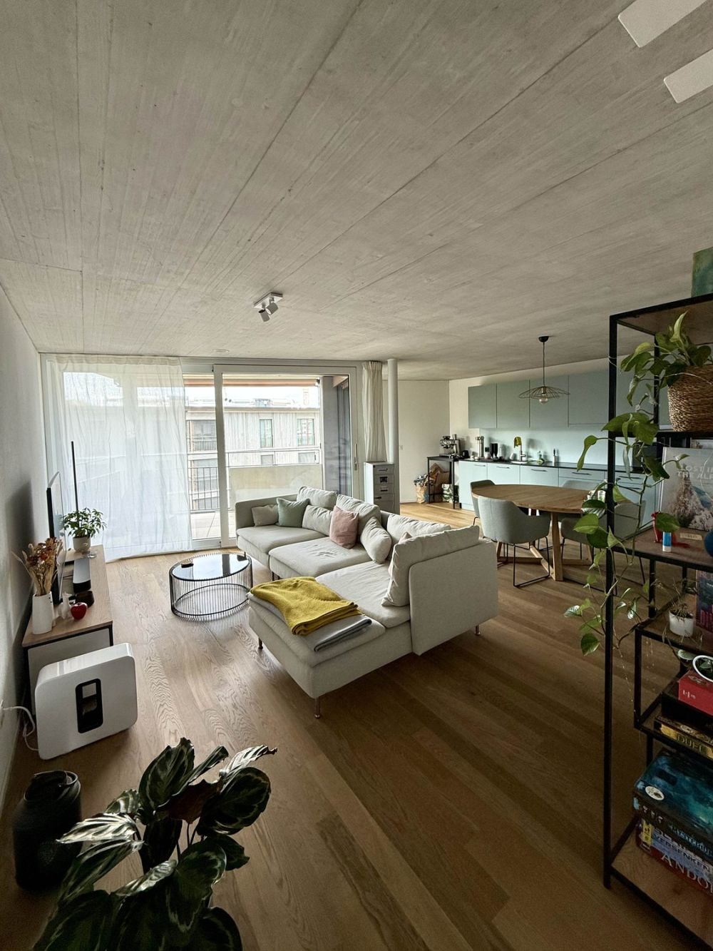 Moderne 2.5-Zimmerwohnung im 5. OG – naturnah wohnen in Kloten - Wohn-/Esszimmer