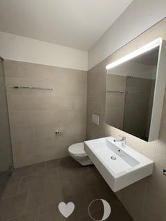 Tolle Neubauwohnung im Stadtzentrum - Badezimmer mit Waschturm