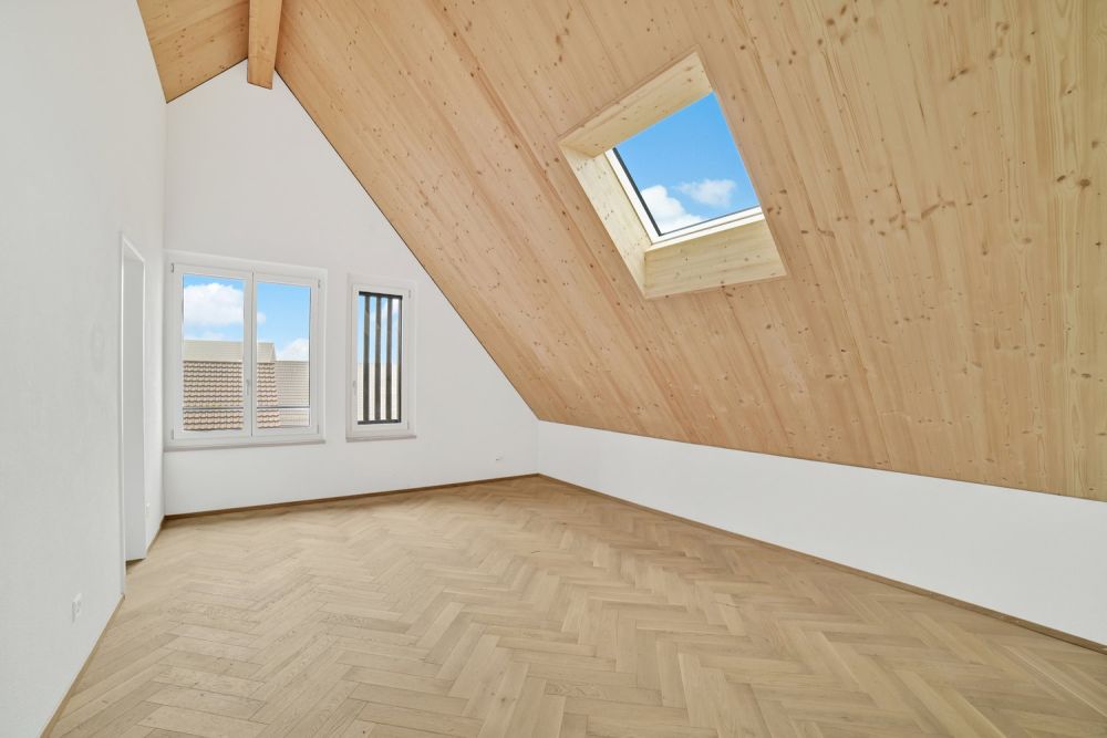 Grosszügige 5.5-Zimmer-Dachgeschoss-Maisonette mit Galerie & Loggia – Erstvermietung - Bild 2