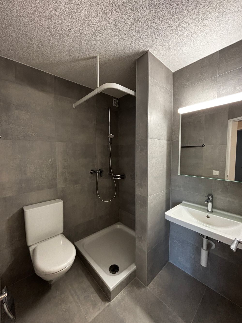 ERSTVERMIETUNG: 4.5-Zi-Wohnung mit Balkon in Brügg im Eigentumsstandart - Bild 8