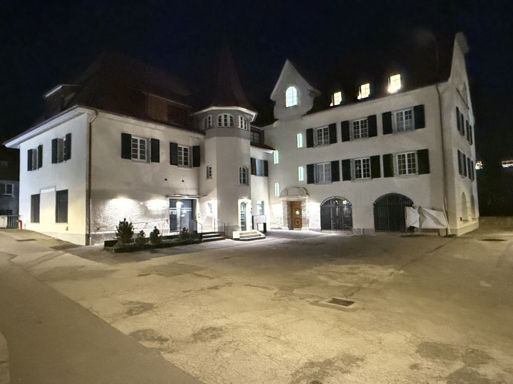 Erstvermietung beim Schloss Zwingen - Für Paare, WG oder allein - Vorplatz bei Nacht