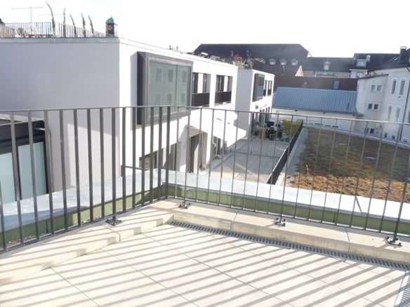 Mitten im Stadtzentrum mit grosser Terrasse! - Balkon/Terrasse/Sitzplatz