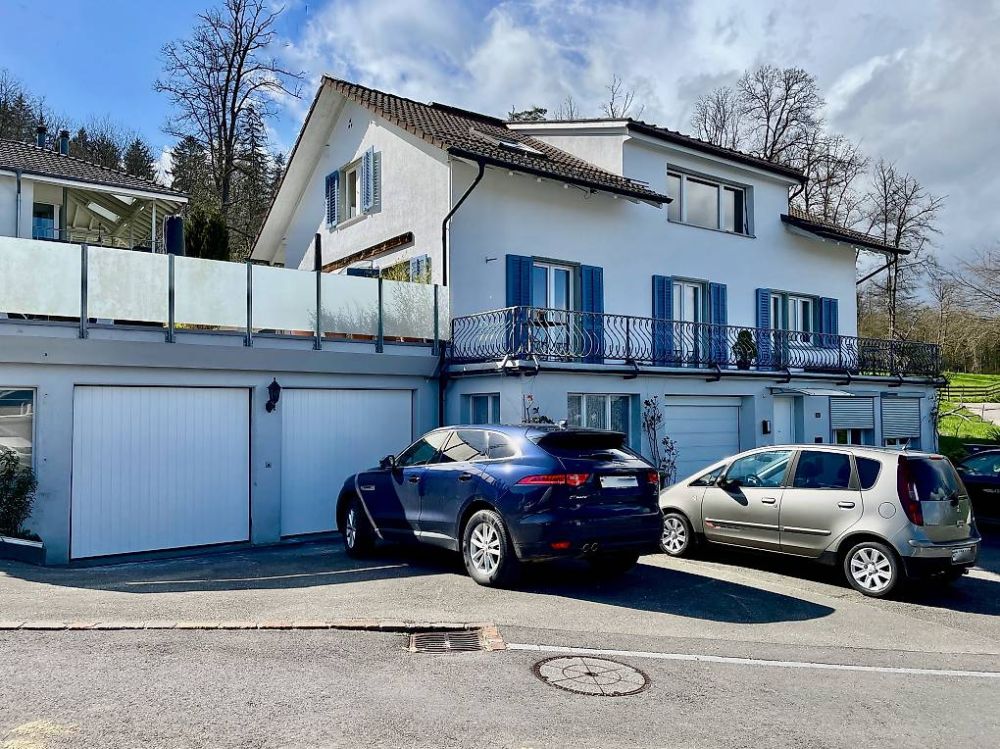 Helle, 4.5-Zimmer Whg mit 100 m2 Terrasse + 3 Garagenplätzen - Bild 1