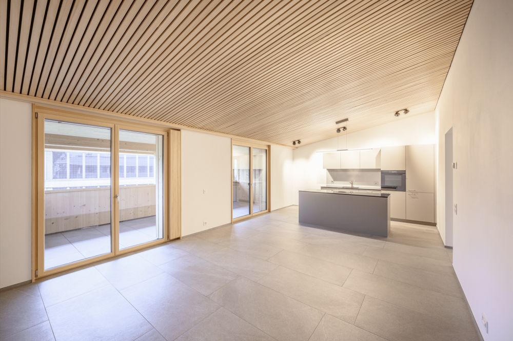 Moderne 3.5-Zimmer-Dachwohnung mit PlusEnergie-Standard in Güttingen - Bild 1