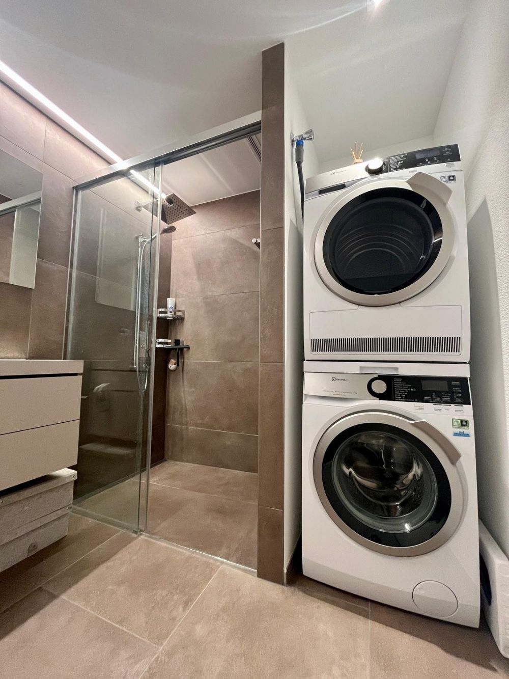 Helle und moderne 2.5 Zimmerwohnung im steuergünstigen Bäch SZ - WT