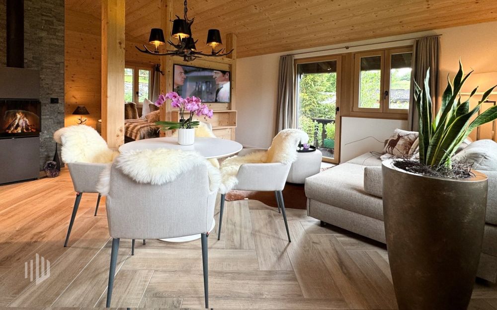 ImmoWyss -  Alleinstehendes (Ferien-) Chalet unter der Eigernordwand - Wohn- und Essbereich, TV, Zugang auf die Terrasse
