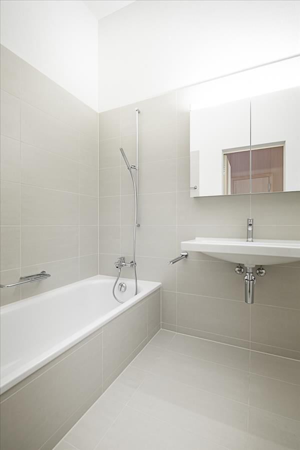 Mieten ohne Kaution - Tschent Wohna - urban mit viel Grünzone - Bad