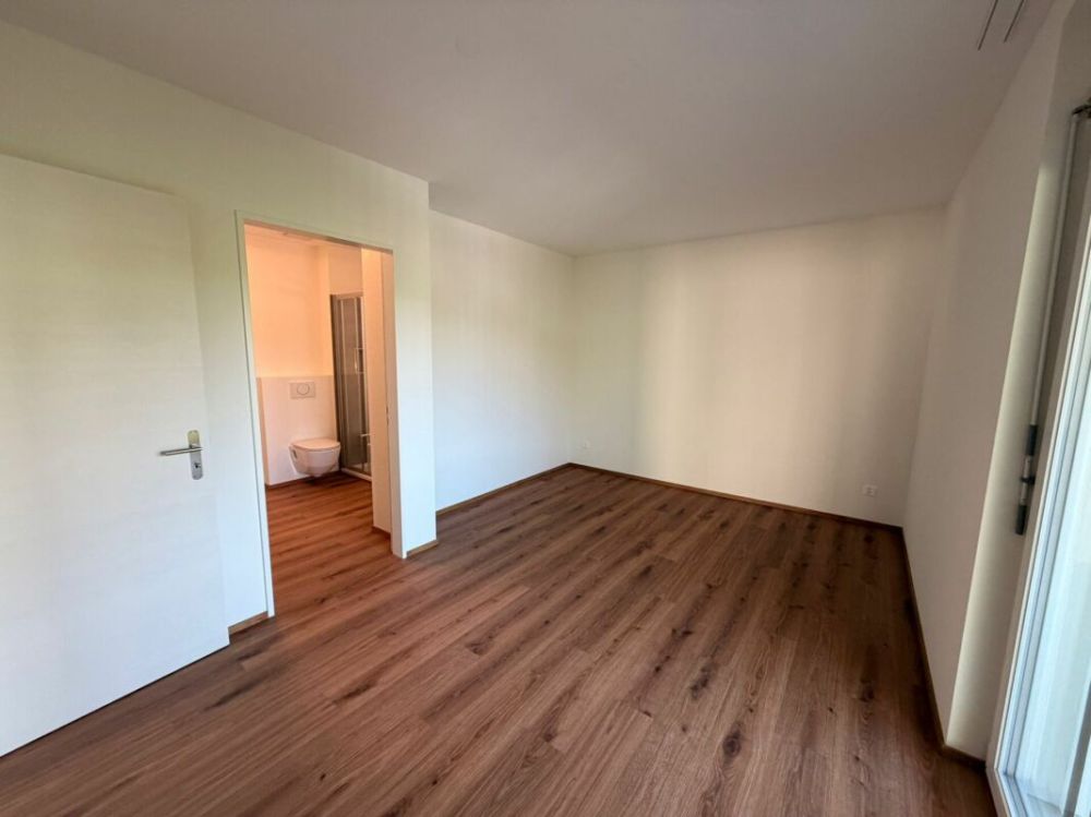 Erstbezug: sonnige 3.5 Zimmer-Wohnung mit Aussicht an ruhiger Lage - Schlafzimmer mit Bad en Suite