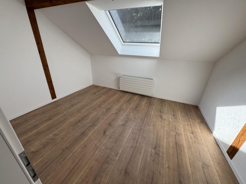 Helle 3.5-Zimmer-Dachwohnung mit Terrasse & Blick ins Grüne - Bild 4