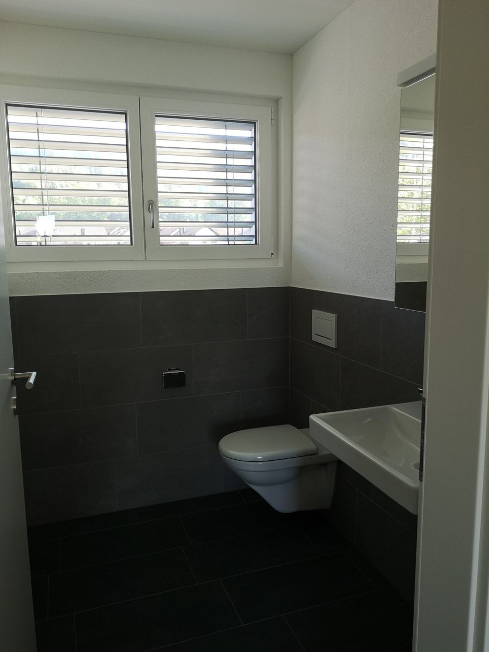 Moderne 3.5-Zimmer-Wohnung mit Terrasse und Aussicht - Bild 11