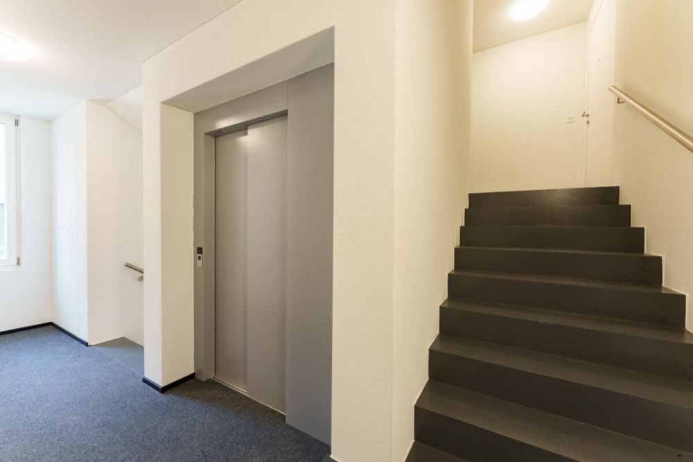 Erstvermietung "Haus Fridolin": Moderne Dachwohnung im Herzen von Glarus - Bild 4