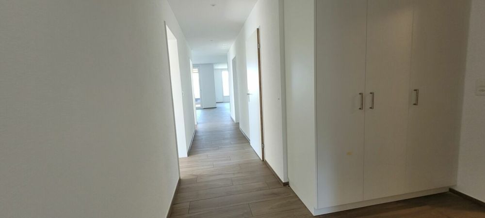 Moderne 4.5 Zimmerwohnung mit Ausblick (Erstbezug Juli 2024) - Korridor