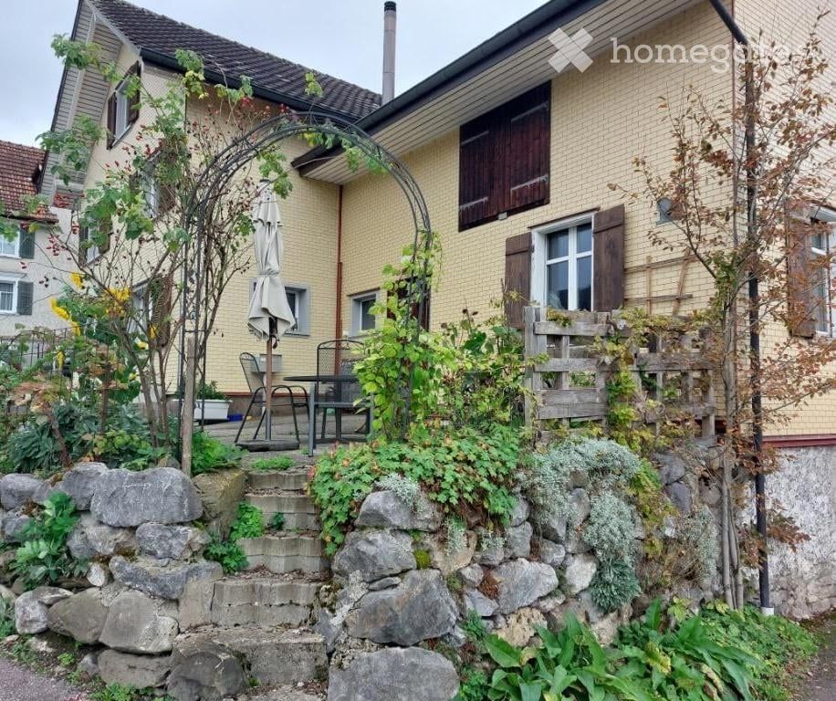 Gelegenheit; wenn Sie ein Haus mit vielen Optionen suchen; EFH mit Grundstück/Bauland über 1'500 m2 - Bild 1