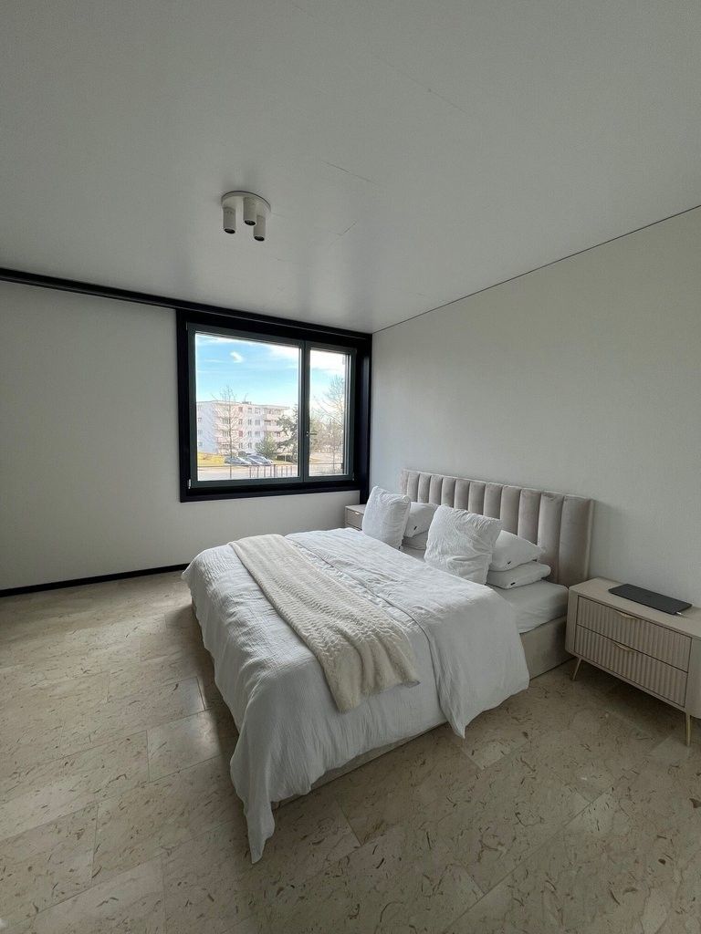 Lichtdurchflutete 3,5-Zimmer-Neubauwohnung in Flughafennähe - Zimmer.jpg