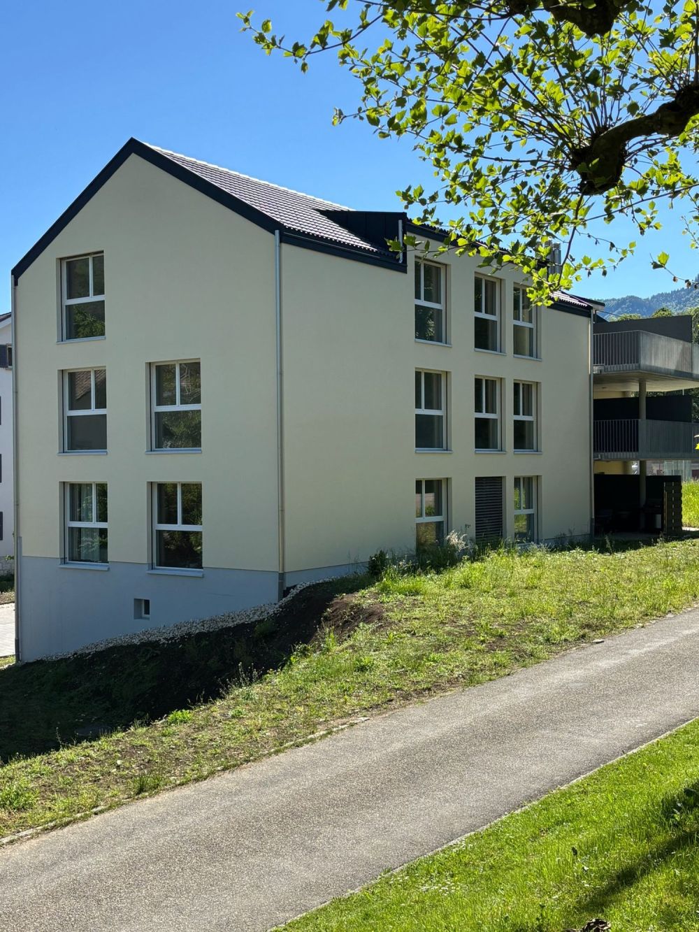 Appartement neuf lumineux et moderne de 4 pièces avec balcon, parking et carport inclus - Bild 1