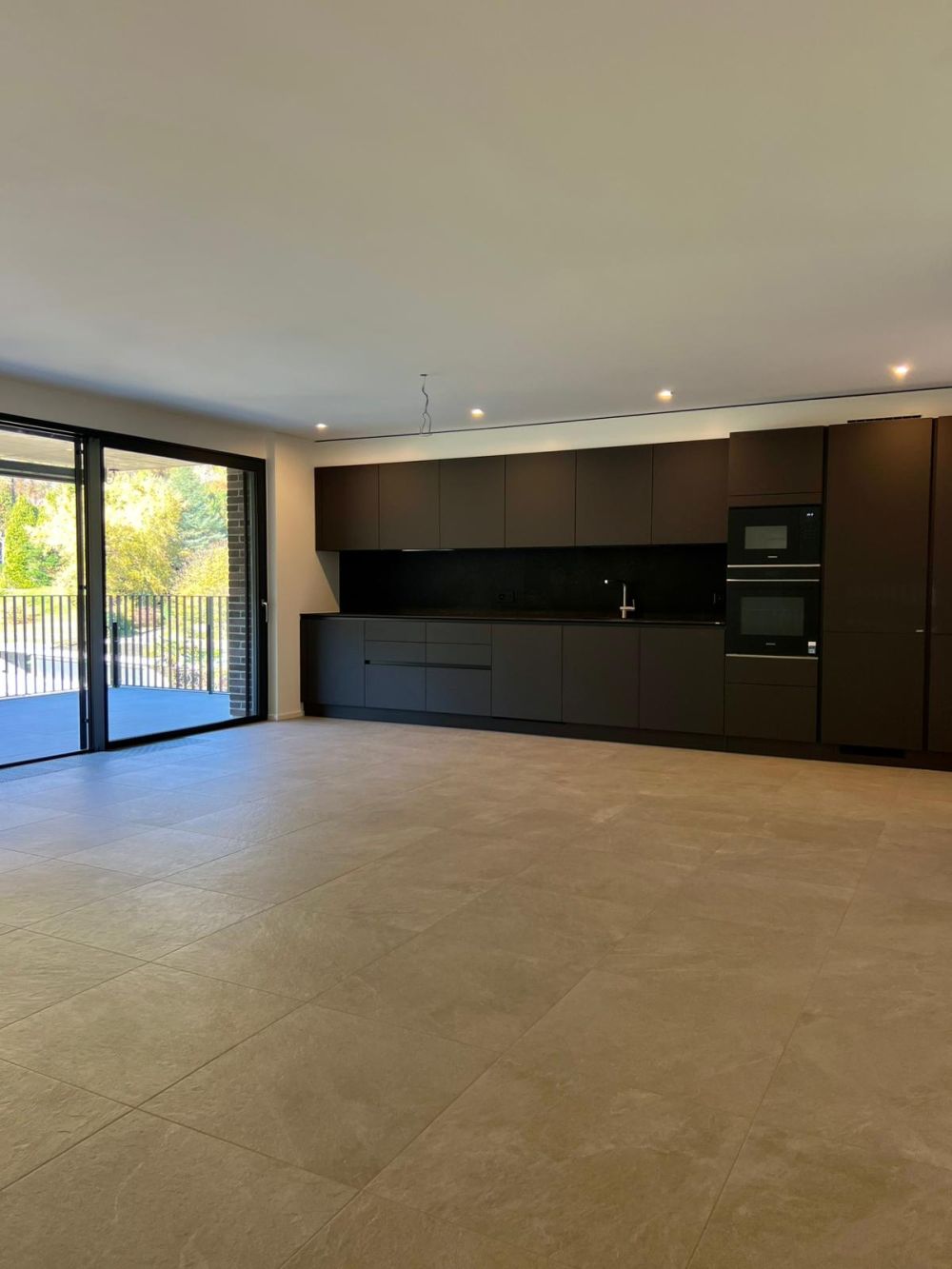 Moderno appartamento 3.5 locali con balcone a Bioggio - Bild 1