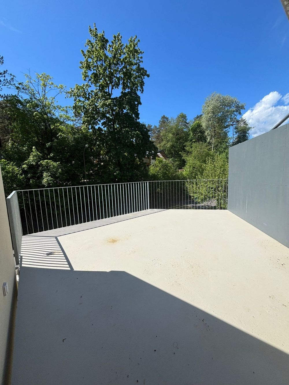 Appartement neuf lumineux et moderne de 4 pièces avec balcon, parking et carport inclus - Bild 9
