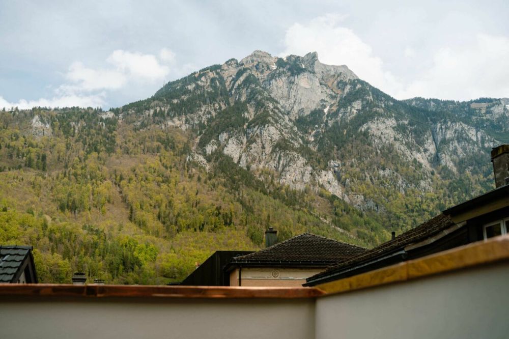 Erstvermietung "Haus Fridolin": Moderne Dach-Maisonettewohnung mit Balkon im Herzen von Glarus - Bild 5