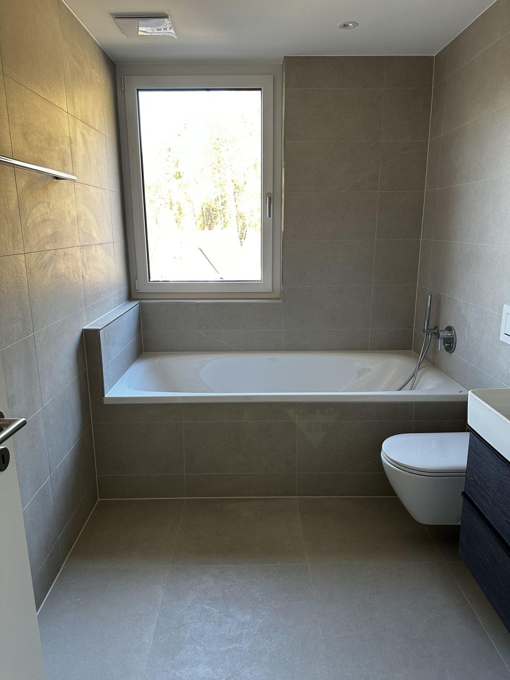 Erstvermietung - traumhafte 5.5-Zimmer-Attikawohnung mit grosser Terrasse und Blick ins Grüne - Bild 7