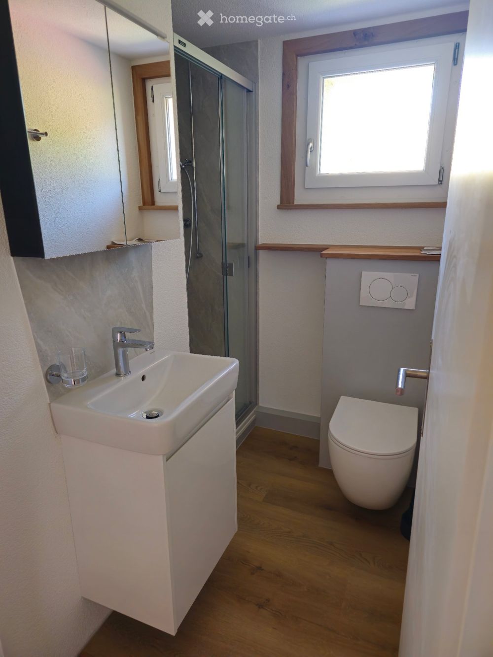 3 Zimmerwohnung mit brandneuen Böden, Küche und Badezimmer! - Bild 2