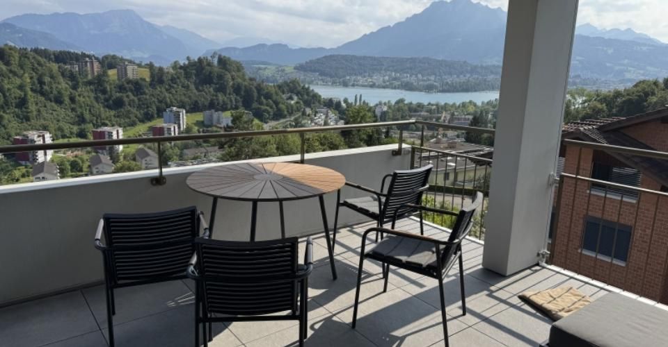 Wohngenuss auf höchstem Niveau – 3.5-Zimmer-Wohnung mit fantastischer See- und Bergsicht - Appartement 3.5 pièces - image - 1