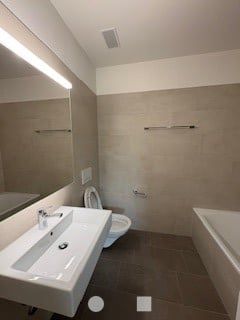 Tolle Neubauwohnung im Stadtzentrum - Badezimmer gross mit Badewanne