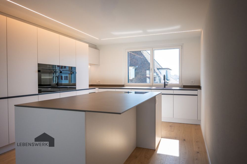 Grosszügige und moderne Wohnung in Kreuzlingen  ca. 149 m² Wohnfläche - Die hochwertige Kocherhans-Küche überzeugt mit klaren Linien, edlen Materialien und einem durchdachten Grundriss