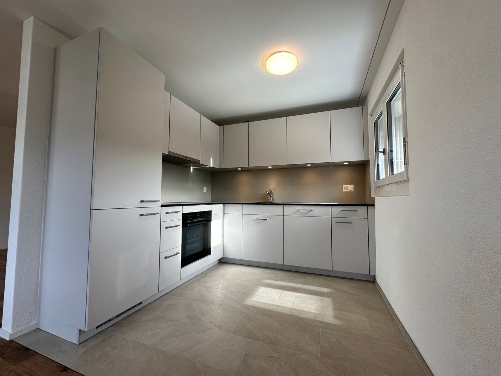 Neuwertige moderne 4.5-Zimmer-Wohnung mit eigenem Waschturm - Bild 3