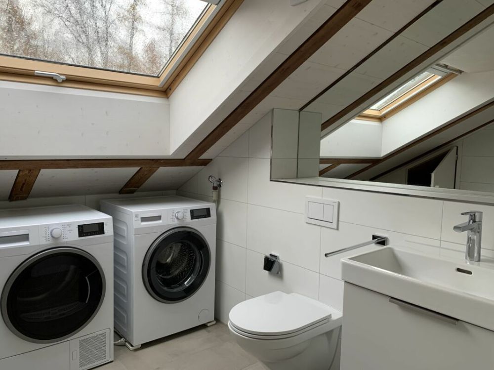 3.5-Zimmer-Dachwohnung am Rotsee - Bad/WC mit Waschmaschine und Tumbler
