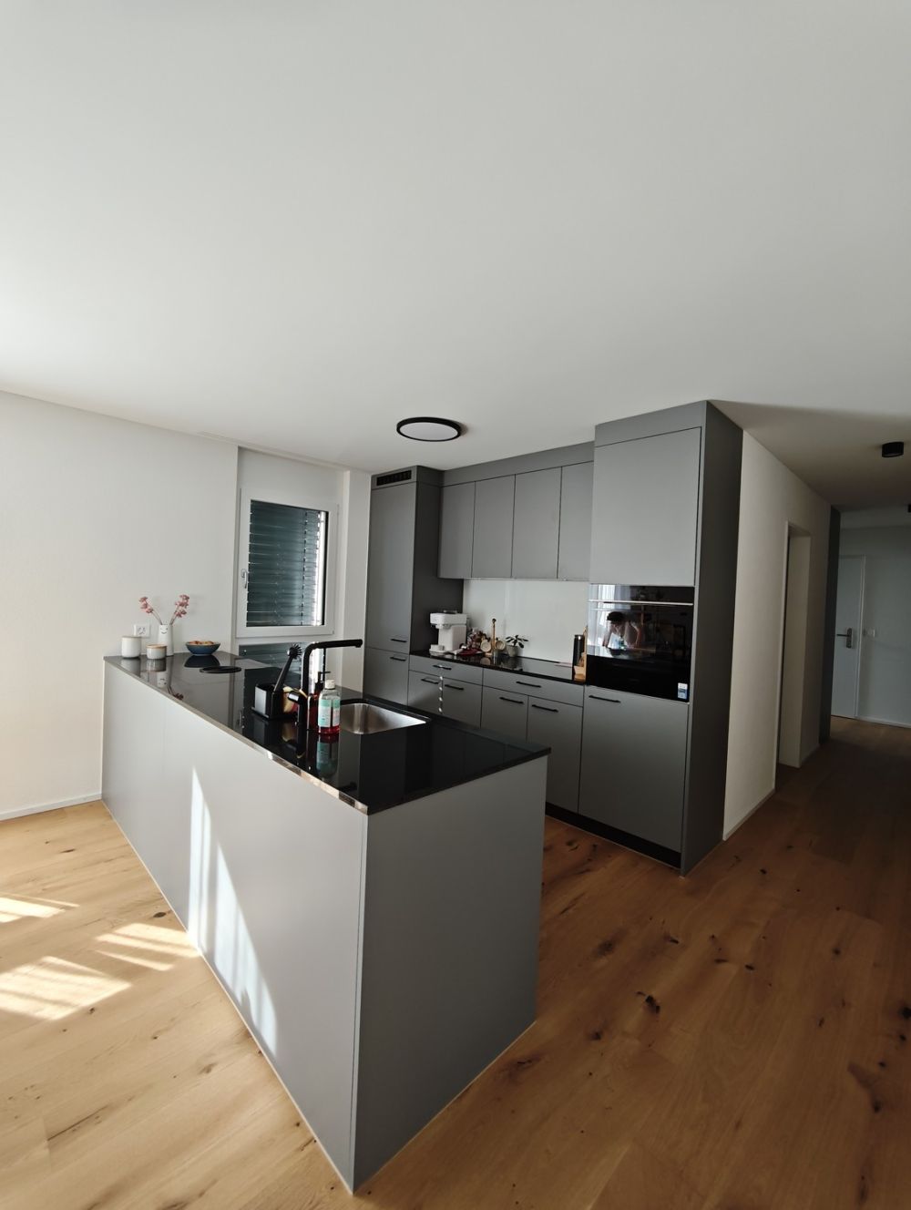Moderne 4.5-Zimmer-Neubauwohnung mit grossem Balkon - Bild 1