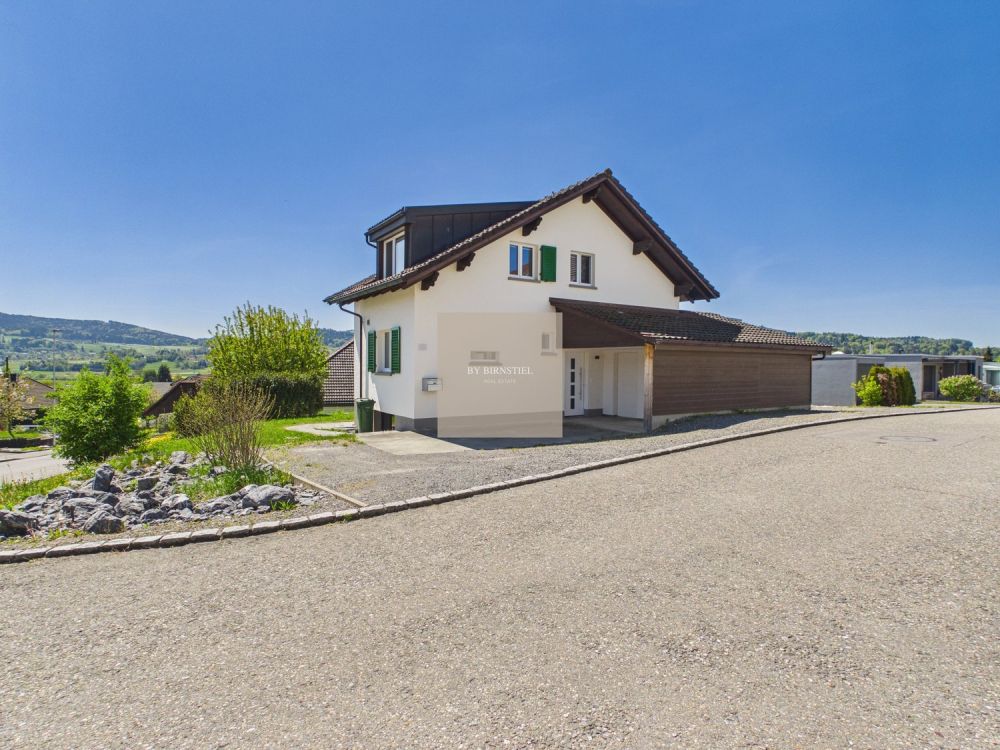 Kernsaniertes 6-Zimmer-Haus mit Garten, Schopf und Wärmepumpe - Bild 2