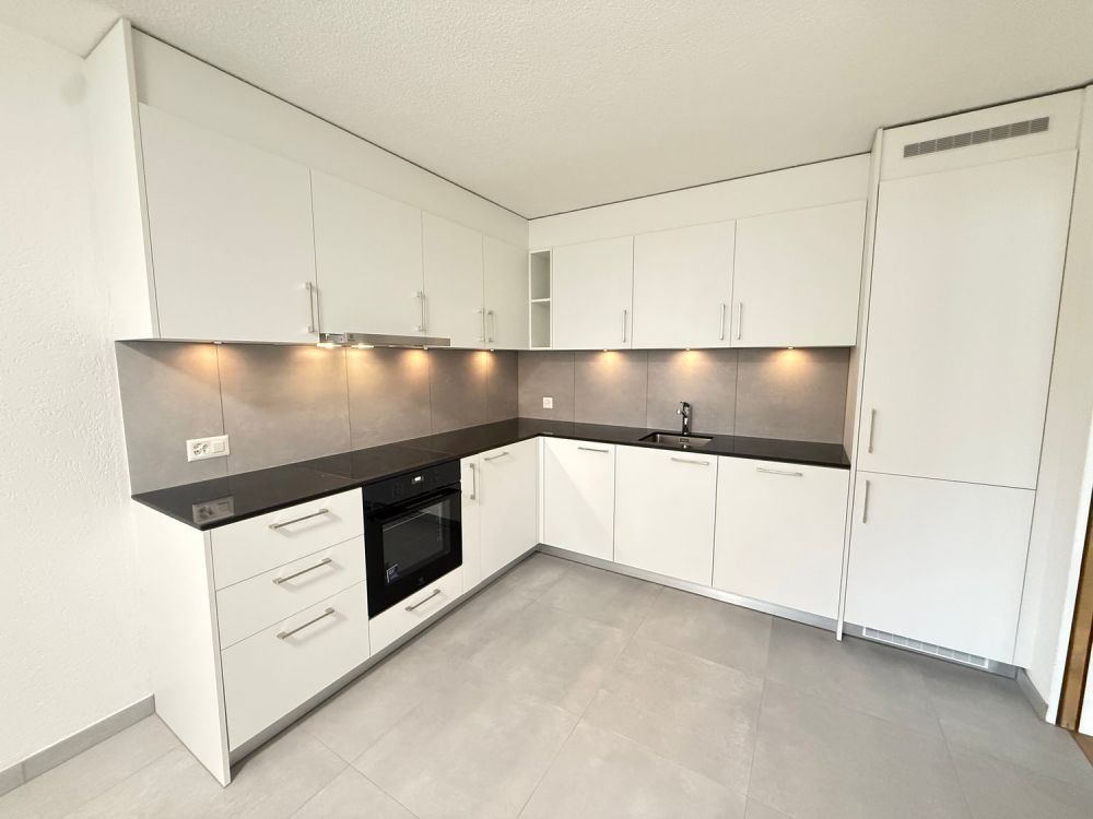 ERSTVERMIETUNG: 4.5-Zi-Wohnung mit Balkon in Brügg im Eigentumsstandart - Bild 1