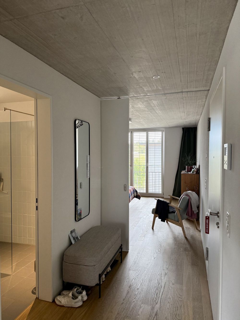 Moderne 2.5-Zimmerwohnung im 5. OG – naturnah wohnen in Kloten - Gang