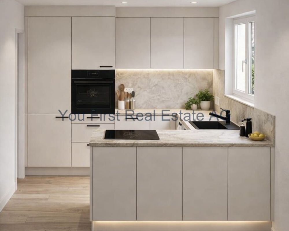 Stilvoll renovierte 3.5-Zimmerwohnung im Erstbezug mit Balkon und Gar - Moderne Küche mit Marmor-Rückwand und integriertem Backofen