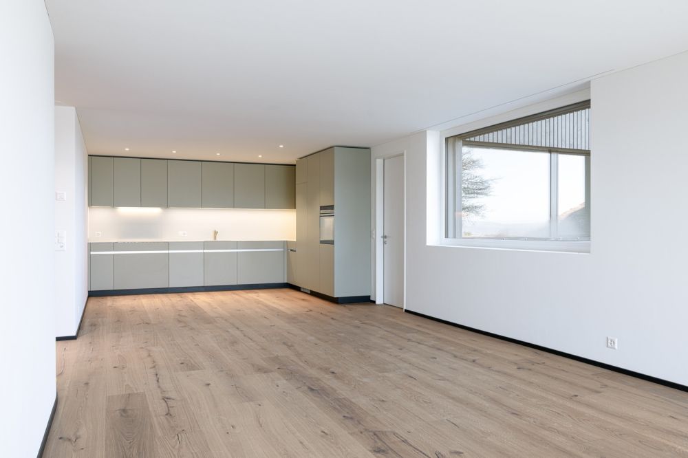 ERSTVERMIETUNG - Wohnen im Grünen mit Stadtnähe - Wohnzimmer mit Küche