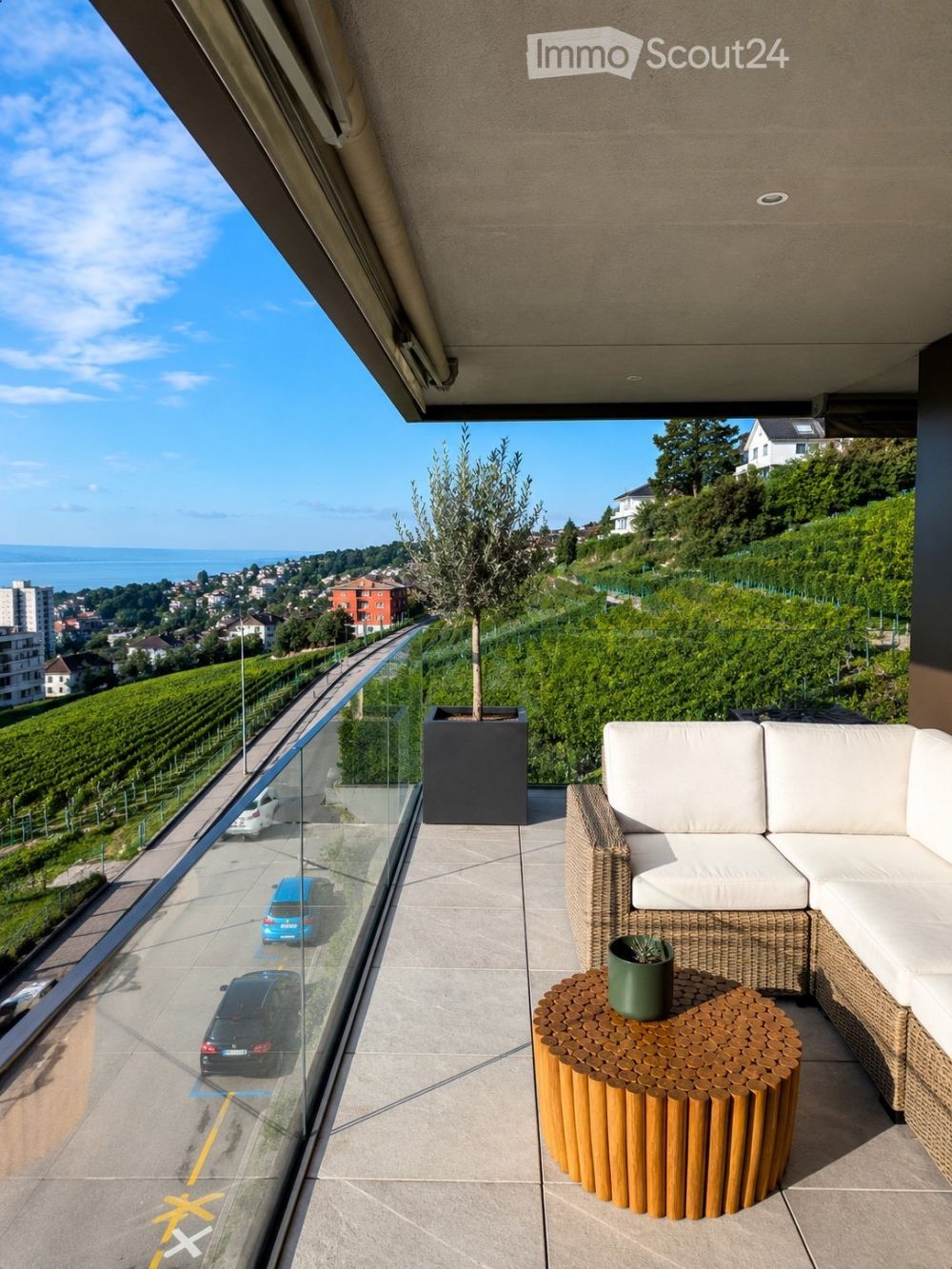 Contemporänes Appartement mit Panoramablick auf den Neuenburgersee - Bild 1