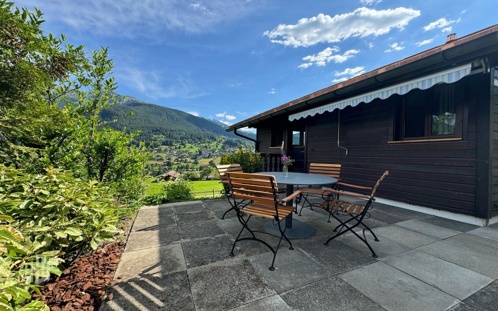 ImmoWyss -  Alleinstehendes (Ferien-) Chalet unter der Eigernordwand - Terrasse mit Sonnenstore