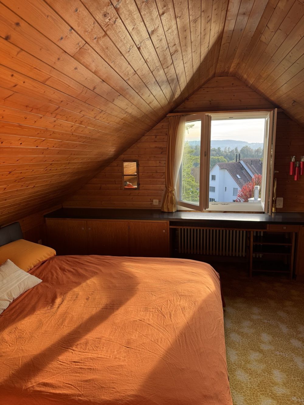 Dachzimmer mit Aussicht in geräumigen WG-Haus - Bild 2