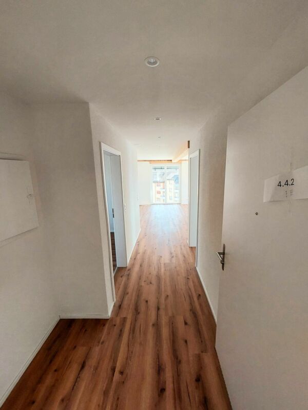 Exklusive 2.5-Zimmer-Attikawohnung mit ca. 74 m² Sonnenterrasse - Erstbezug im Neubau - Bild 5