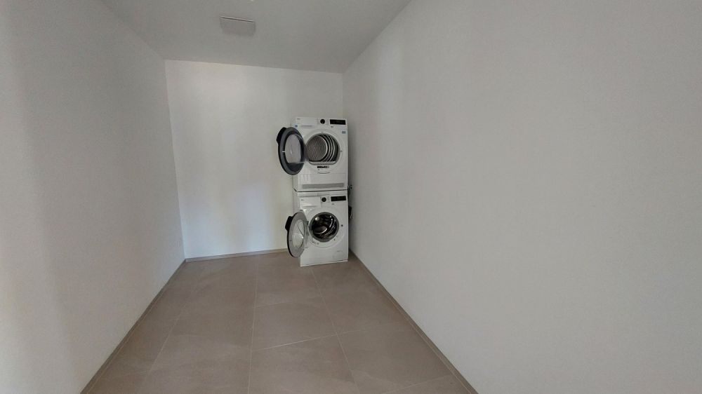 Erstbezug moderne 4.5-Zimmer-Wohnung in Bachs - grosszügiges Reduit mit Waschmaschine/Tumbler